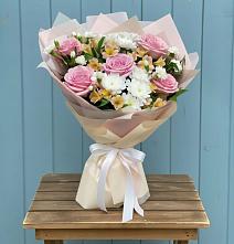 Букет цветов из:  Гвоздики, Орхидеи и Розы в Каа-Хеме