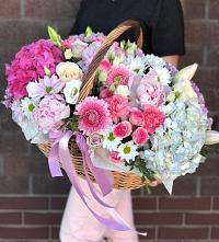 Композиция солнечный день в Каа-Хеме Цветочная композиция из Розы, Хризантемы, Пионы и Лизиантусы в корзине в Каа-Хеме