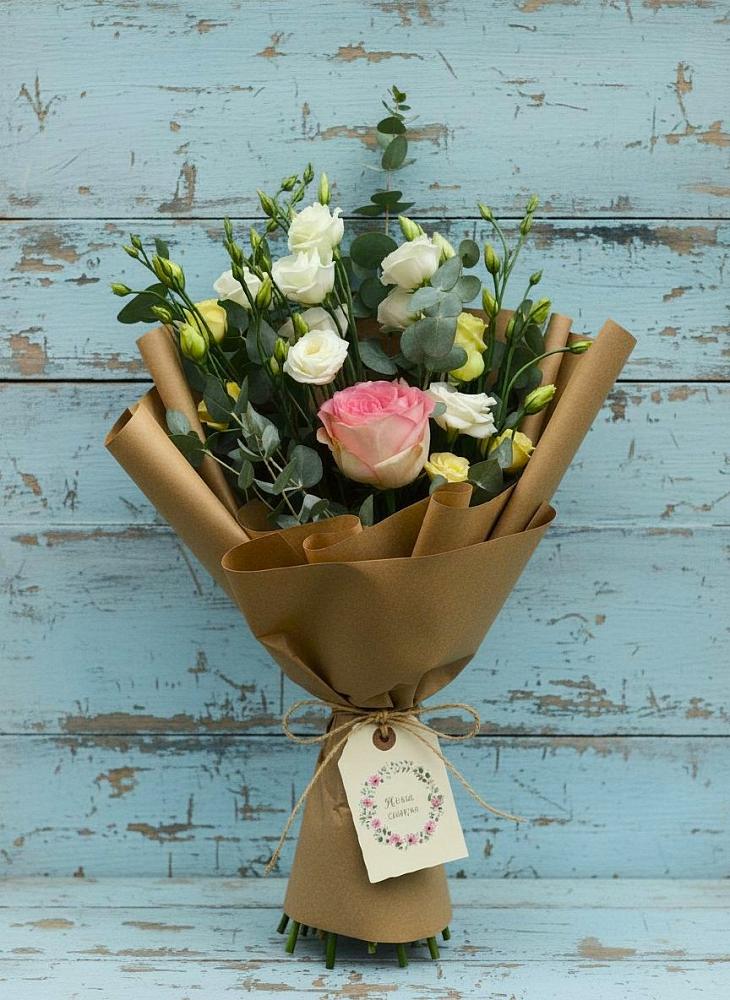 Букет цветов из: Розы и Лизиантусы в Каа-Хеме