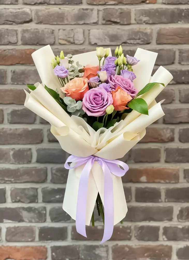 Букет цветов из: Лизиантусы и Розы в Каа-Хеме