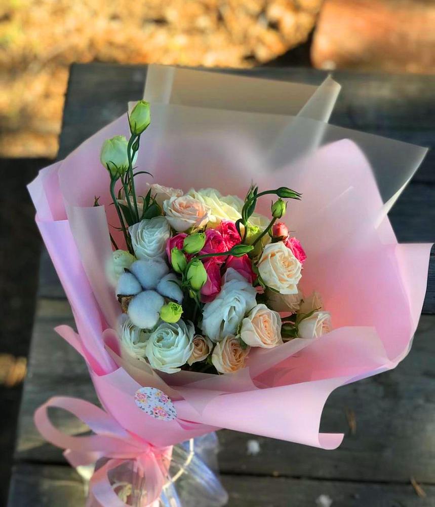 Букет цветов из: Розы и Лизиантусы в Каа-Хеме