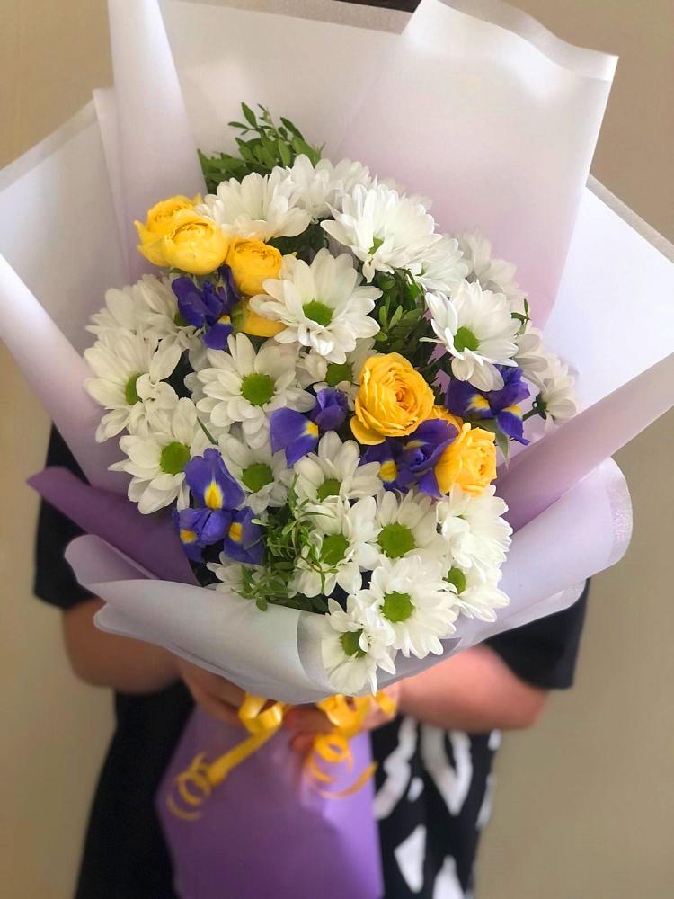 Букет цветов из: Ирисы, Хризантемы и Розы в Каа-Хеме