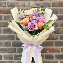 Букет цветов из:  Лизиантусы и Розы в Каа-Хеме