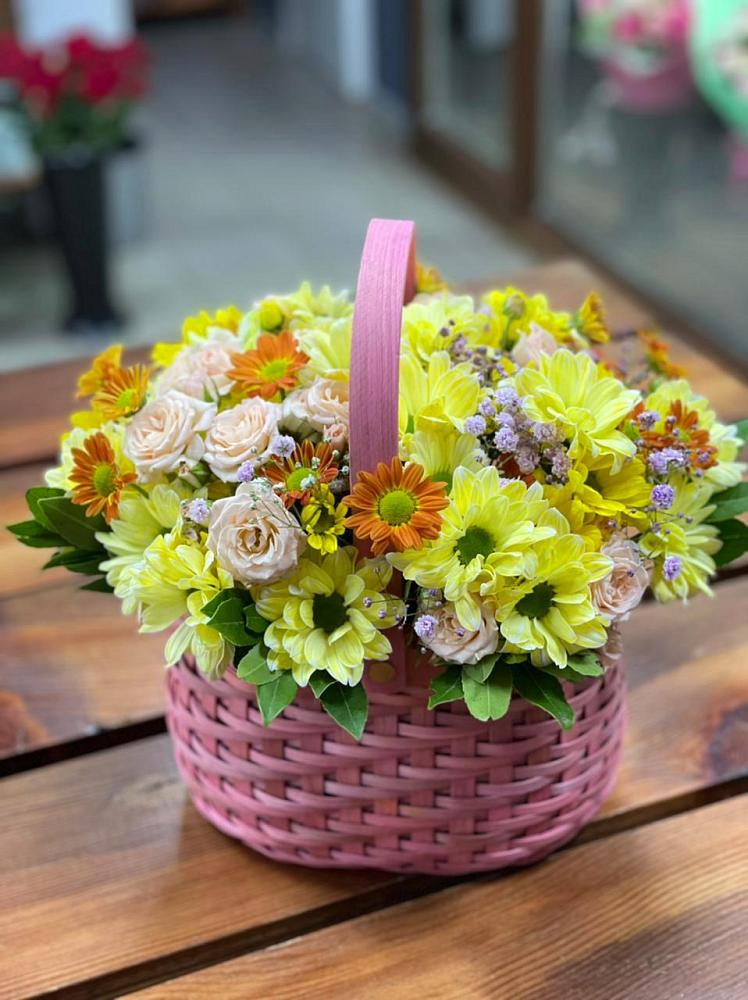 Цветочная композиция из Хризантемы и Розы в корзине в Каа-Хеме
