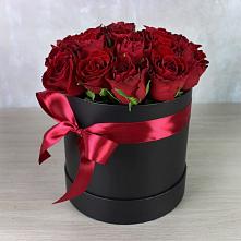 Цветочная композиция из Розы в шляпной коробке в Каа-Хеме