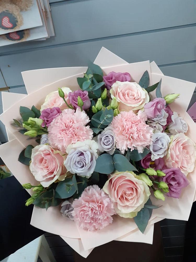 Букет цветов из: Розы, Гвоздики и Лизиантусы в Каа-Хеме