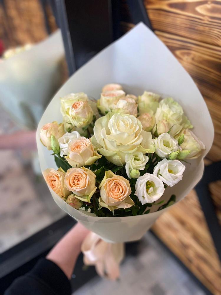 Букет цветов из: Розы и Лизиантусы в Каа-Хеме