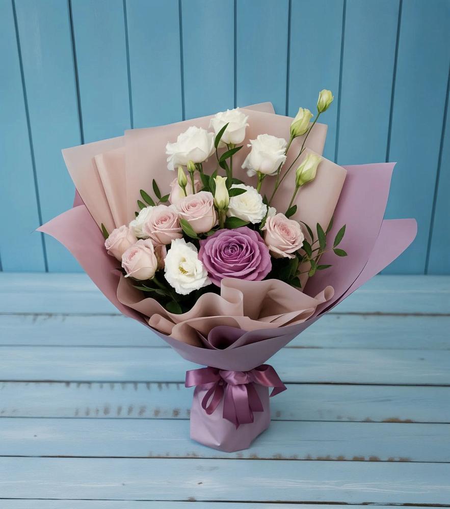 Букет цветов из: Розы и Лизиантусы в Каа-Хеме